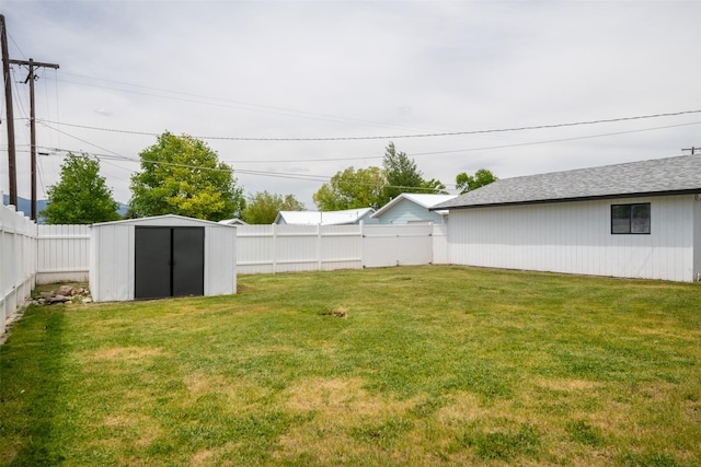 view of yard featuring a shed