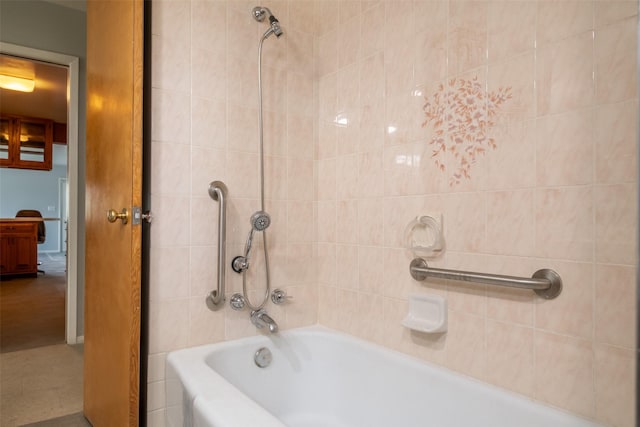 bathroom featuring tiled shower / bath