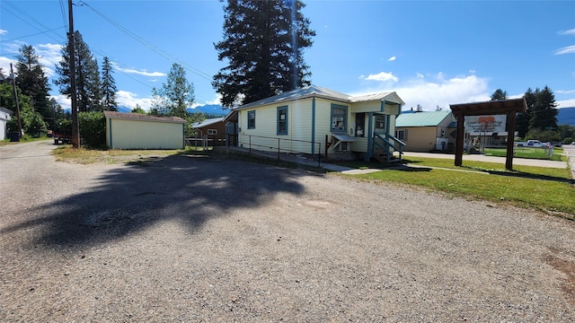 view of front of property with a front yard