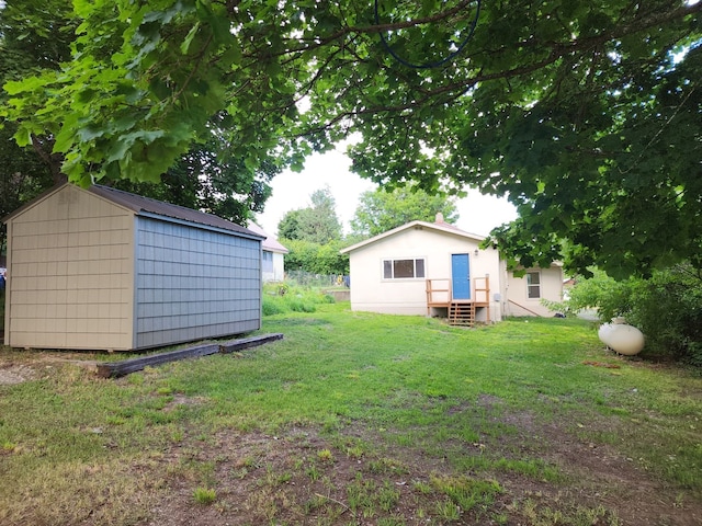 view of yard featuring a storage shed