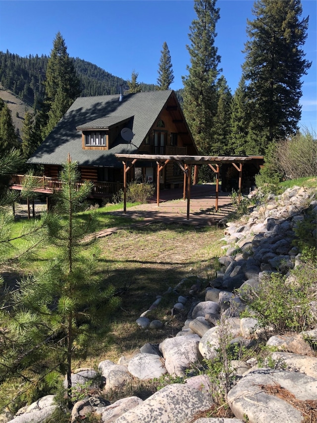 view of yard featuring a mountain view