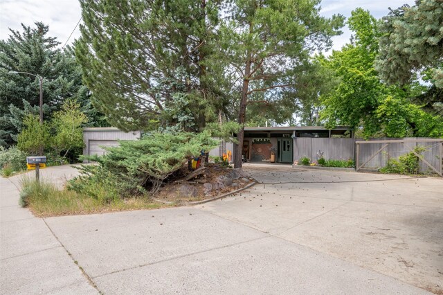 view of front of home featuring an outdoor structure