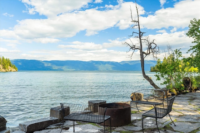 water view with a mountain view