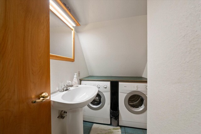 laundry room featuring tile patterned flooring and washing machine and clothes dryer