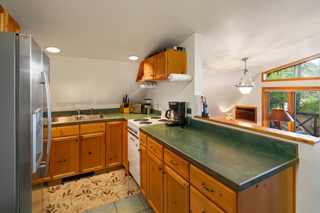 kitchen featuring vaulted ceiling, stainless steel fridge, sink, decorative light fixtures, and electric range