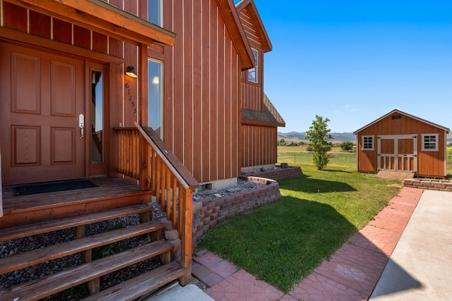 entrance to property featuring a lawn and a mountain view