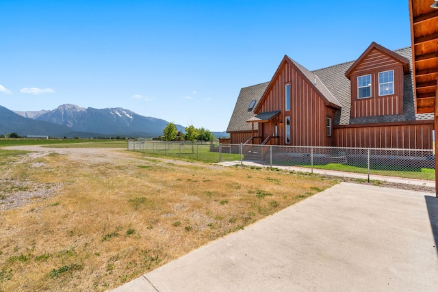 view of yard with a mountain view