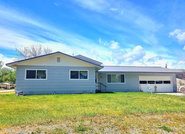 view of front of home featuring a front yard and a garage