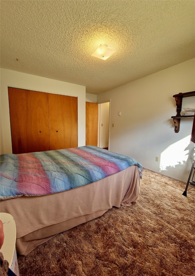 bedroom with carpet and a textured ceiling