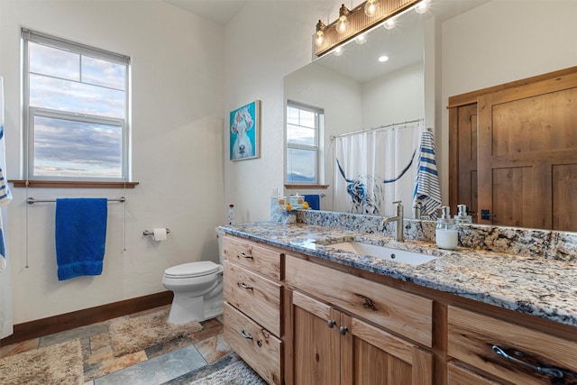 bathroom with a shower with shower curtain, vanity, and toilet