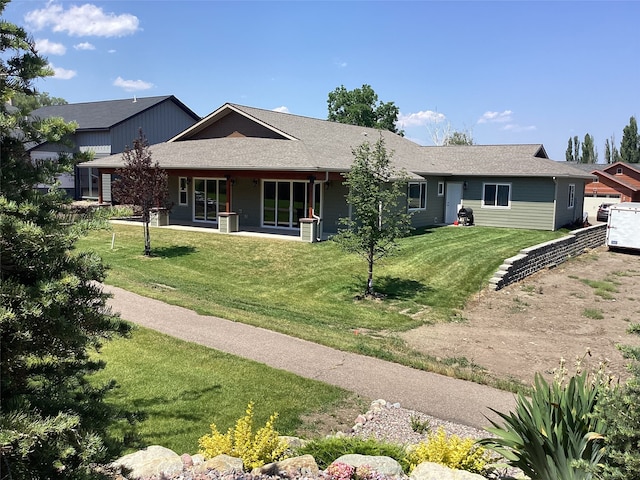 view of front of property featuring a front lawn