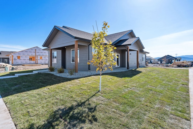 view of front of property featuring a front lawn