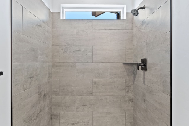 bathroom featuring a tile shower