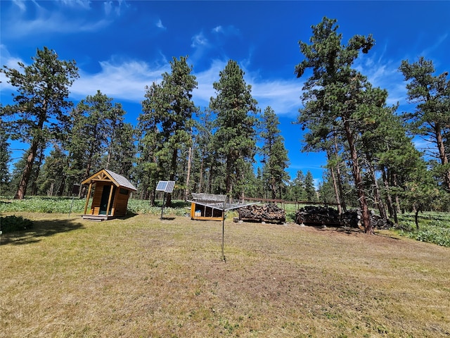 view of yard with an outbuilding