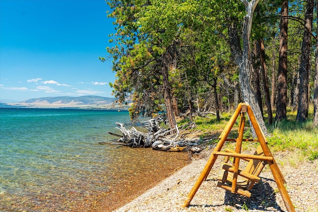 water view with a mountain view