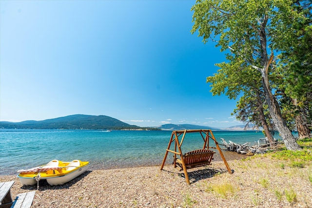 water view featuring a mountain view