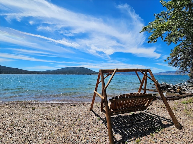 water view featuring a mountain view