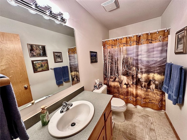 full bath with toilet, a shower with curtain, visible vents, and vanity