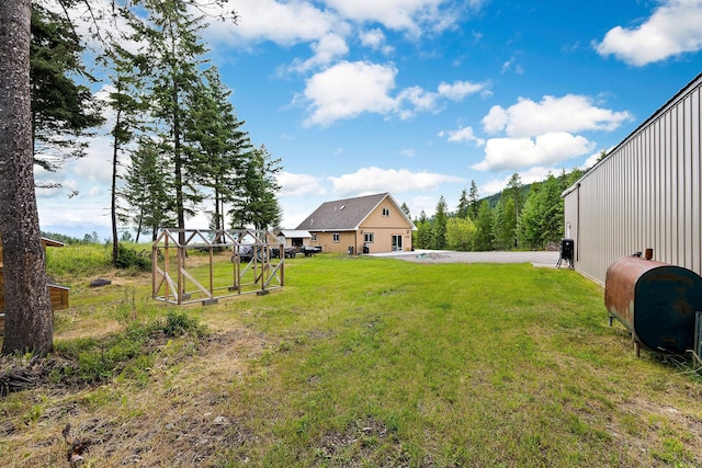 view of yard with an outbuilding