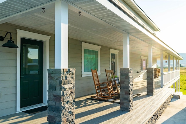 entrance to property featuring covered porch