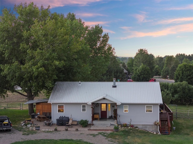 view of front of property featuring an outbuilding