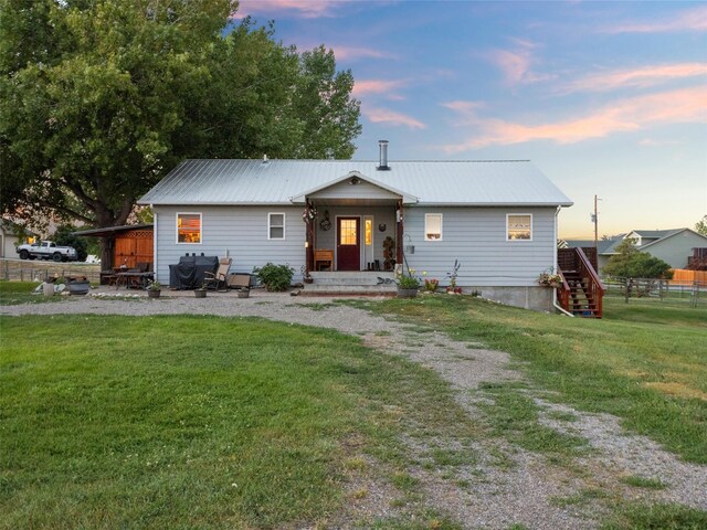 single story home featuring a lawn