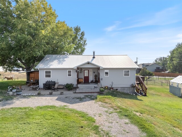 view of front of property featuring a front lawn