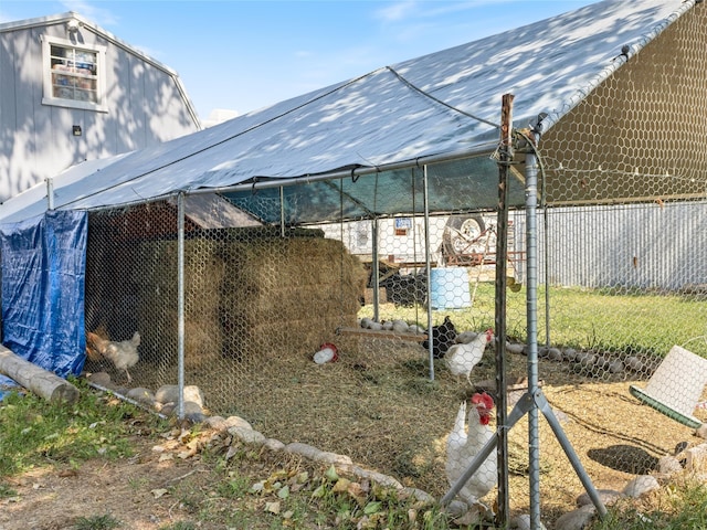 view of yard with an outbuilding