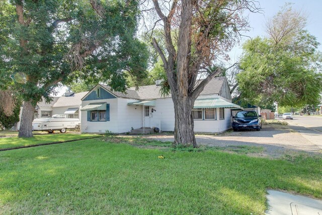 view of front of home with a front lawn