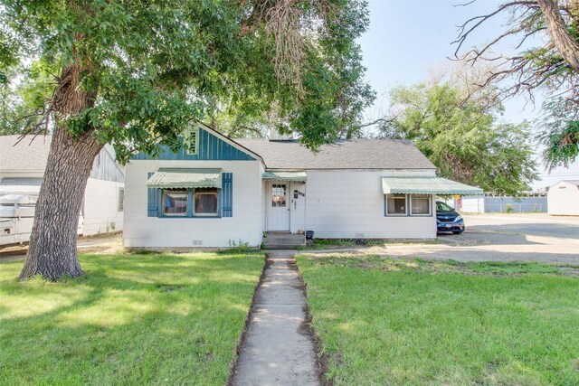 view of front of property featuring a front lawn