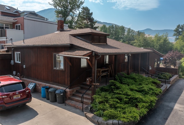 view of front of property featuring a mountain view