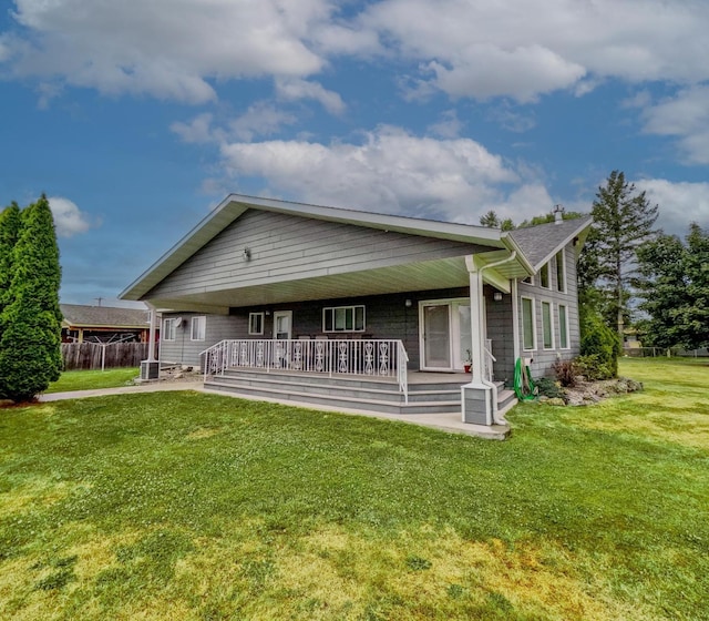 view of front facade featuring covered porch and a front lawn