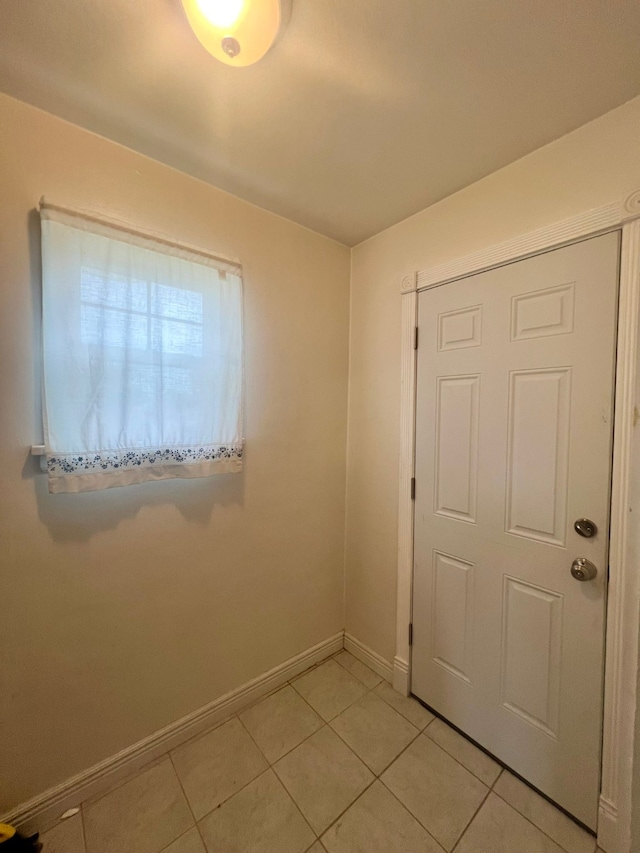 unfurnished room with light tile patterned floors