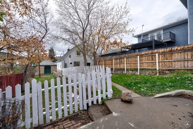 view of yard featuring a balcony