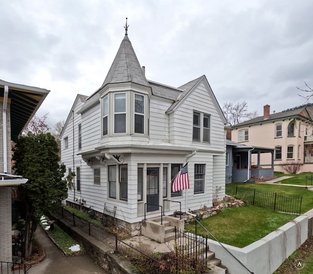 view of front facade featuring a front yard