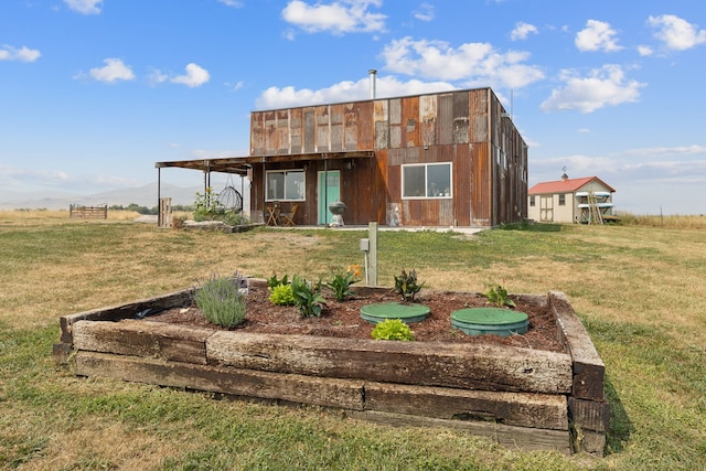 view of front facade with a front lawn