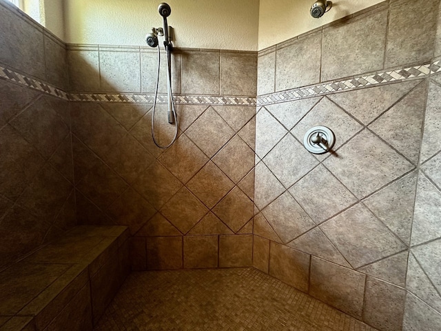 bathroom featuring a tile shower