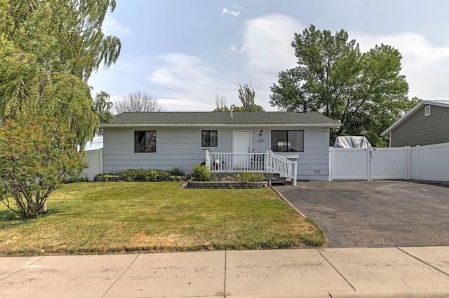 single story home with a front lawn