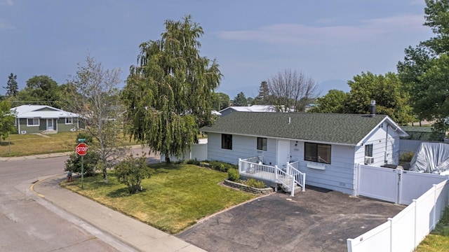 ranch-style home featuring a front lawn