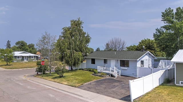 ranch-style house featuring a front yard