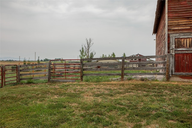 view of yard featuring a rural view