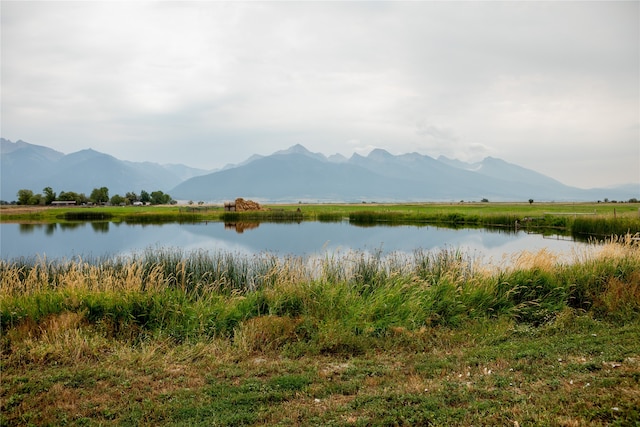 water view with a mountain view