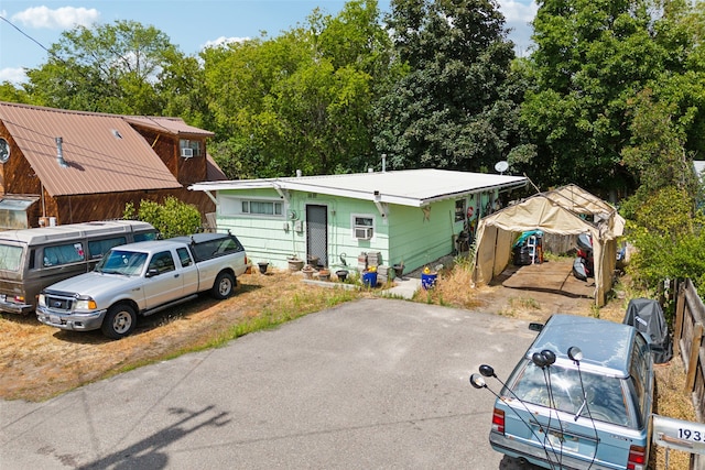 view of front of property featuring an outbuilding