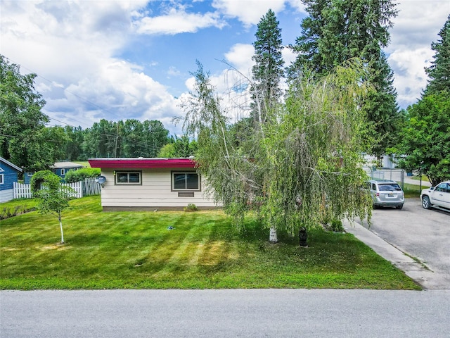 view of front facade featuring a front yard