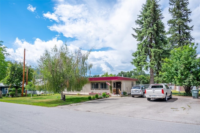 view of front of property featuring a front lawn