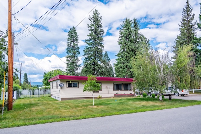 view of front of home featuring a front lawn