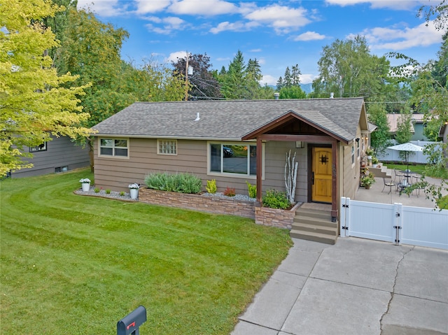 view of front of house featuring a front lawn