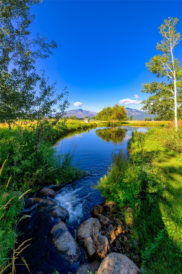 water view with a mountain view