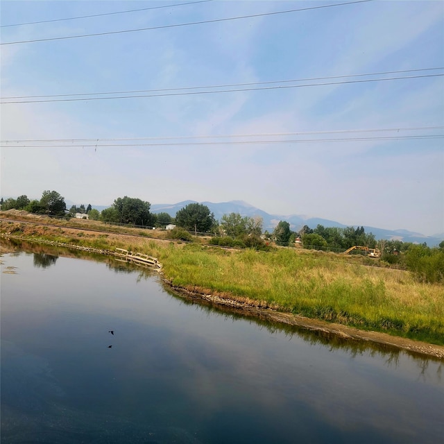 water view featuring a mountain view