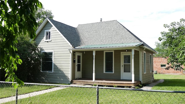 bungalow-style home featuring a front lawn and a porch